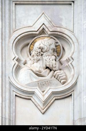 Isacco, rilievo sulla facciata della Basilica di Santa Croce - famosa chiesa francescana di Firenze, Ital Foto Stock