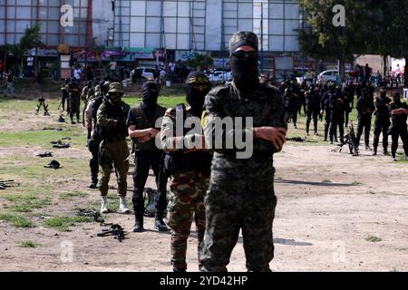 Gaza, Palestina. 8 giugno 2020. I membri delle Brigate di al-Quds, l'ala militare della Jihad Islamica palestinese, pregano durante una parata militare nel centro di Gaza per piangere l'ex leader della Jihad Islamica Ramadan Shallah. Shalah, morto in Siria sabato, aveva guidato la Jihad islamica palestinese dall'assassinio del suo fondatore Fathi Shikaki nel 1995, fino al 2018. La Jihad Islamica è stata fondata alla fine degli anni Settanta nella Striscia di Gaza a seguito dell'occupazione israeliana di Gaza e della Cisgiordania durante la guerra del 1967 ed è una delle fazioni di resistenza palestinesi che respingono l'Oslo A. Foto Stock