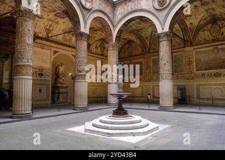 Cortile del Palazzo Vecchio una massiccia fortezza Romanico Palace, è il Municipio di Firenze, Italia Foto Stock