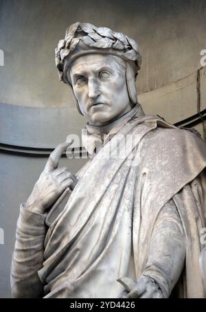 Dante Alighieri nelle nicchie del colonnato degli Uffizi. La prima metà del XIX secolo furono occupati da 28 statue di persone famose in Florenc Foto Stock