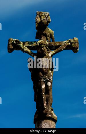 Mission Cross (croix de mission) scolpita in granito e pietra di Kersanton nella parrocchia chiusa (enclos paroissial), Chiesa di Santa Nonne, Dirinon, Finistère, Bretagna, Francia. La croce risale agli anni '1400 Foto Stock