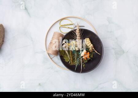 Passo dopo passo. Decorazioni fatte in casa con erbe boho. Passaggio 1 da 8. Foto Stock