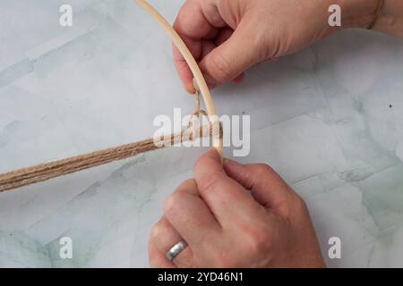 Passo dopo passo. Decorazioni fatte in casa con erbe boho. Passaggio 3 da 8. Foto Stock