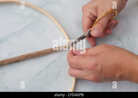 Passo dopo passo. Decorazioni fatte in casa con erbe boho. Passaggio 4 da 8. Foto Stock