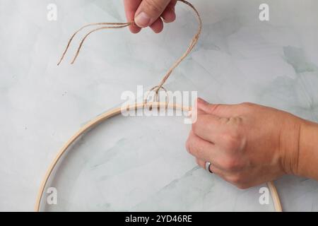 Passo dopo passo. Decorazioni fatte in casa con erbe boho. Passaggio 5 da 8. Foto Stock