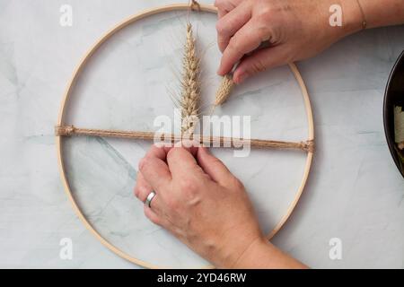 Passo dopo passo. Decorazioni fatte in casa con erbe boho. Passaggio 6 da 8. Foto Stock