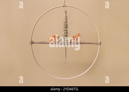 Passo dopo passo. Decorazioni fatte in casa con erbe boho. Passaggio 7 da 8. Foto Stock
