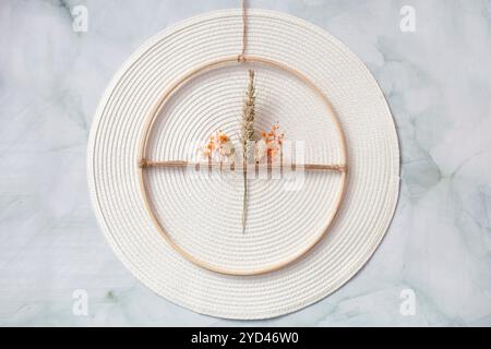 Passo dopo passo. Decorazioni fatte in casa con erbe boho. Passaggio 8 da 8. Foto Stock