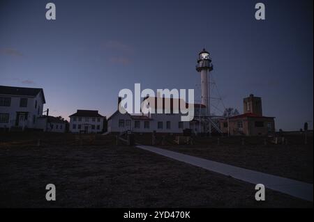 Immagine al crepuscolo del percorso per il faro alla stazione faro di Whitefish Point Foto Stock