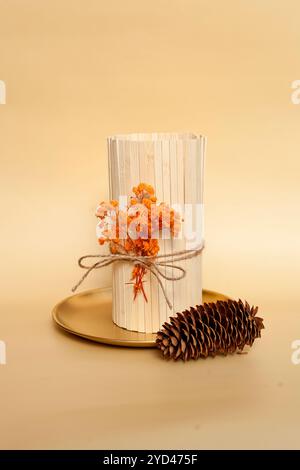 Passo dopo passo. Come creare un vaso autunnale decorativo che forma un bastoncino di legno. Passaggio 1 da 9. Foto Stock