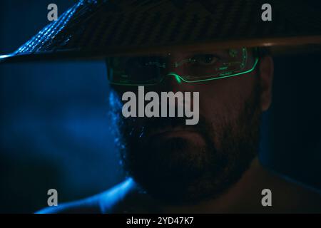 Personaggio oscuro con occhiali luminosi Foto Stock