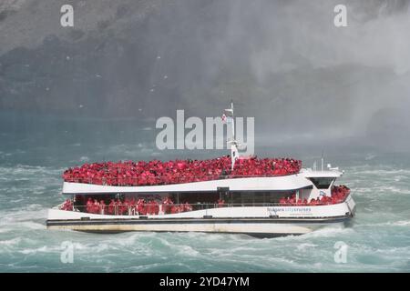 Barca turistica Hornblower Niagara Cruises alle Cascate del Niagara, Ontario, in Canada Foto Stock