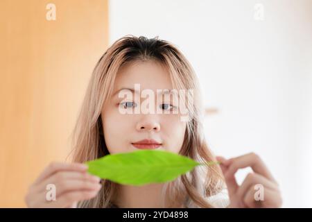 Giovane donna cinese con un permesso verde in un ufficio Foto Stock