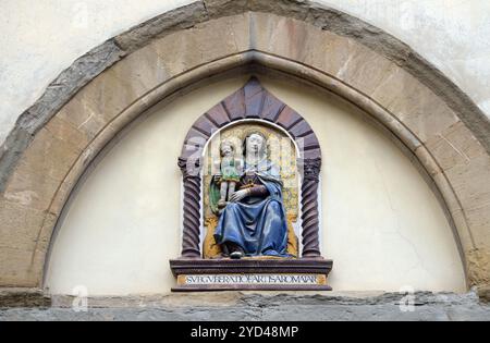 Madonna con il Bambino di Giovanni Della Robbia sul portale di San Barnaba Chiesa di Firenze, Italia Foto Stock