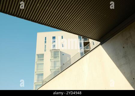 Facciata di un edificio moderno con finestre di vetro e ponte sottopassaggio Foto Stock