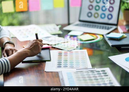 Startup Architect designer creativo che lavora con la nuova tavolozza dei colori delle idee di progetto in ufficio. Foto Stock