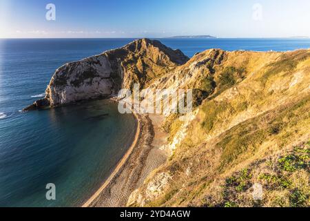 Vista su Man o'War Beach nel Dorset guardando verso ovest all'alba. Foto Stock