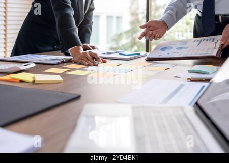 Team di startup aziendali che lavorano insieme, persone diverse che fanno brainstorming sul posto di lavoro. Foto Stock