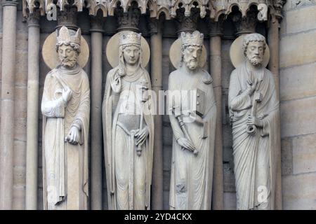 Sant'Anna, re, regina di Saba, re Salomone e San Pietro, cattedrale di Notre-Dame, portale di Sant'Anna, Parigi Foto Stock