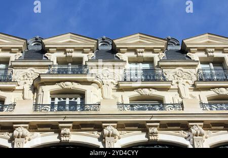 Facciata di un tradizionale edificio di appartamenti in Parigi, Francia Foto Stock