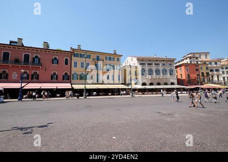Piazza Bra, la piazza più grande di Verona, Italia Foto Stock