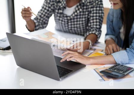 Il team di designer di Asian Architects lavora insieme nell'ufficio startup Foto Stock