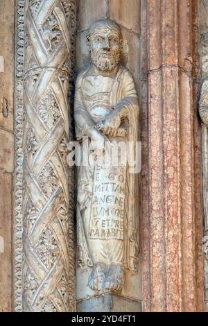 Profeta, statua sul portale della Cattedrale dedicata alla Beata Vergine Maria con la designazione di Santa Maria Matricolar Foto Stock