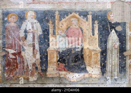 La Madonna in trono col bambino, i Santi Caterina, Giorgio, Pietro il Martire e un affresco di cavaliere adoratore nella chiesa di San Piet Foto Stock