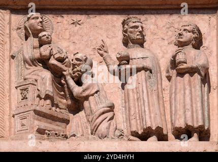 Presepe, Adorazione dei Magi, rilievo sulla facciata della Chiesa di Sant'Anastasia a Verona Foto Stock