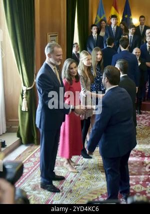 Madrid, Spagna. 25 ottobre 2024. Il re spagnolo Felipe vi e la regina Letizia con le figlie la principessa delle Asturie Leonor de Borbon, Sofia de Borbon, durante un'udienza con i vincitori della carriera universitaria finale dei premi dell'Università di Oviedo a Oviedo, venerdì 25 ottobre 2024. Crediti: CORDON PRESS/Alamy Live News Foto Stock