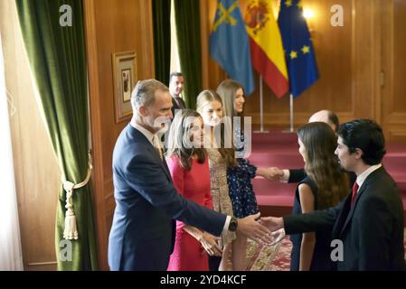 Madrid, Spagna. 25 ottobre 2024. Il re spagnolo Felipe vi e la regina Letizia con le figlie la principessa delle Asturie Leonor de Borbon, Sofia de Borbon, durante un'udienza con i vincitori della carriera universitaria finale dei premi dell'Università di Oviedo a Oviedo, venerdì 25 ottobre 2024. Crediti: CORDON PRESS/Alamy Live News Foto Stock