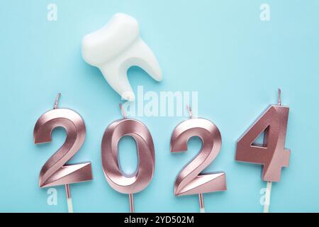 Figura 2024 e dente con decorazione natalizia su sfondo blu. Vista dall'alto Foto Stock