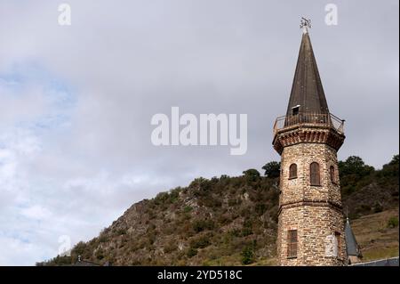 Hatzenport Germania 6 ottobre 2024. Fährturm am Moselufer. Torre lungo il fiume Mosella. Foto Stock