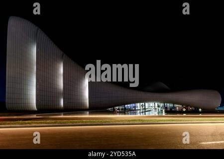 Vista notturna del complesso edilizio Heydar Aliyev Center a Baku, Azerbaigian. Foto Stock