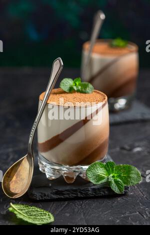 La vaniglia al cioccolato panna cotta è un dessert italiano. Foto Stock