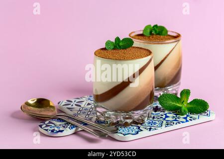 Il tradizionale dessert italiano è la panna cotta. Foto Stock