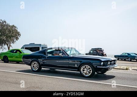 Gulfport, MS - 4 ottobre 2023: Vista grandangolare dell'angolo anteriore di una Ford Mustang GT Fastback Coupé del 1967 in una fiera automobilistica locale. Foto Stock