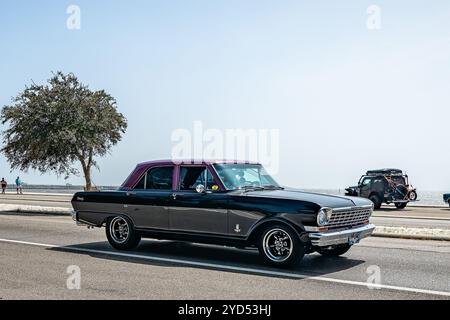 Gulfport, MS - 4 ottobre 2023: Vista grandangolare dell'angolo anteriore di una berlina Chevrolet Chevy II Nova 4 porte 1964 in una mostra di auto locale. Foto Stock