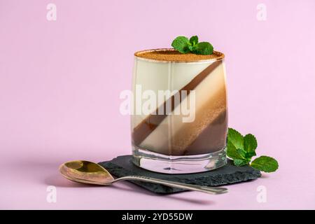 Il tradizionale dessert italiano è la panna cotta. Foto Stock