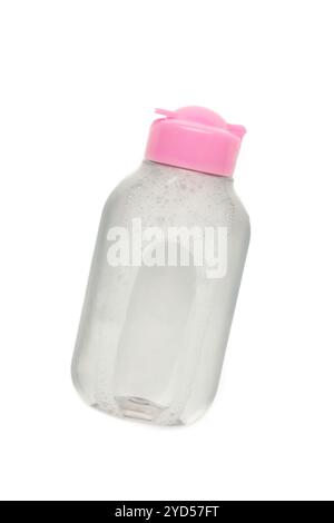 Acqua detergente per micellare trasparente. Detergente per trucco per la pelle del viso. Bottiglia di plastica con coperchio rosa , isolata su sfondo bianco. Vista dall'alto Foto Stock