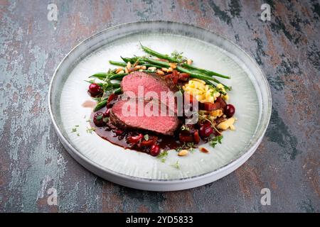 Tradizionalmente arrostito sella di filetto di cervo con spaetzle Foto Stock