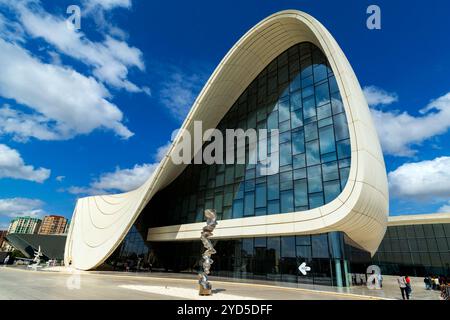 Il complesso di edifici Heydar Aliyev Center a Baku, Azerbaigian. È stato progettato dall'architetto Zaha Hadid ed è ben noto per il suo caratteristico architetto Foto Stock