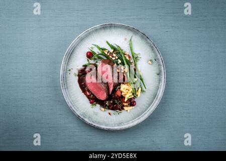 Tradizionalmente arrostito sella di filetto di cervo con spaetzle Foto Stock