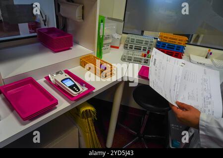 Analisi del sangue in laboratorio con il sistema LabPad, un analizzatore portatile progettato per eseguire test rapidi da un volume ridotto di campioni di sangue. Foto Stock