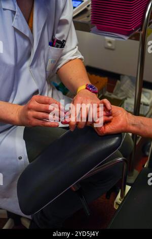 Analisi del sangue in laboratorio con il sistema LabPad, un analizzatore portatile progettato per eseguire test rapidi da un volume ridotto di campioni di sangue. Foto Stock