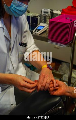 Analisi del sangue in laboratorio con il sistema LabPad, un analizzatore portatile progettato per eseguire test rapidi da un volume ridotto di campioni di sangue. Foto Stock