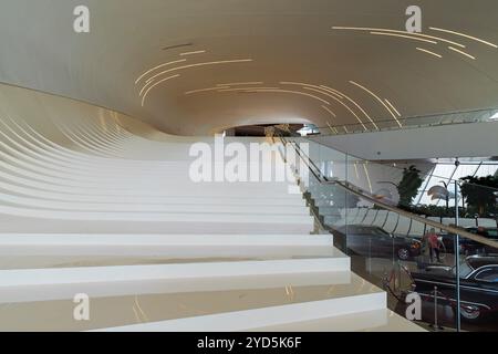 Interno del complesso di edifici Heydar Aliyev Center a Baku, Azerbaigian. È stato progettato dall'architetto Zaha Hadid ed è ben noto per il suo carattere distintivo Foto Stock