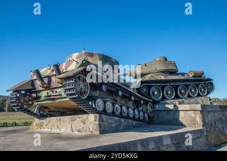 I carri tedeschi PZ-IV e T-34 sovietici sul passo di Dukla si esibiscono vicino a Svidnik, regione di Prešov, Slovacchia Foto Stock