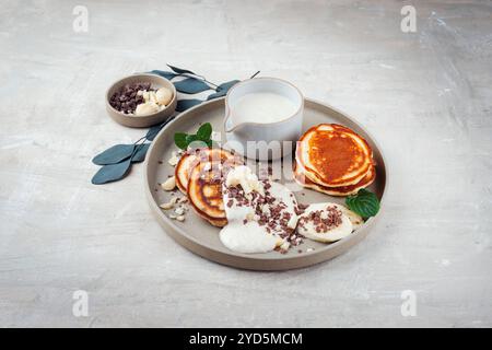 Pancake tradizionali americani con crema al miele di banana Foto Stock