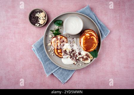 Pancake tradizionali americani con crema al miele di banana Foto Stock